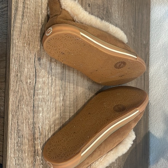 UGG size 8US/39EU - Picture 4 of 6